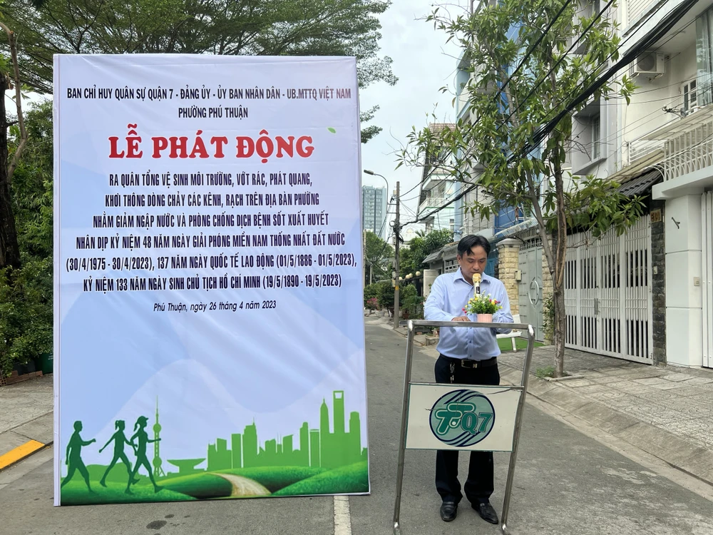 Ông Bùi Hữu Trung, phó chủ tịch UBND phường Phú Thuận, quận 7 phát động tổng vệ sinh nhân dịp kỳ nghỉ lễ 30-4 và 1-5. Ảnh: ĐẶNG LÊ