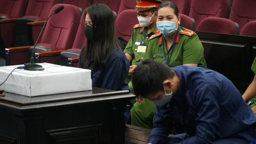 Nguyễn Kim Trung Thái (phải) và Nguyễn Võ Quỳnh Trang tại phiên toà phúc thẩm. Ảnh: NGUYỄN TIẾN