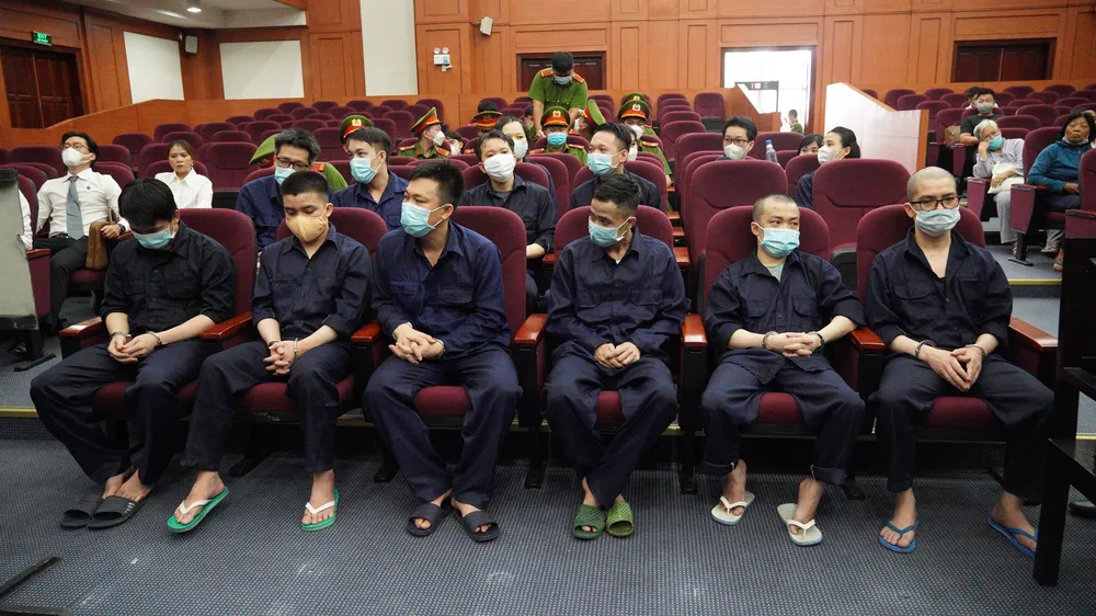 Bị cáo Nguyễn Thái Luyện (đeo kính) cùng các bị cáo khác tại phiên toà phúc thẩm. Ảnh: HỮU ĐĂNG