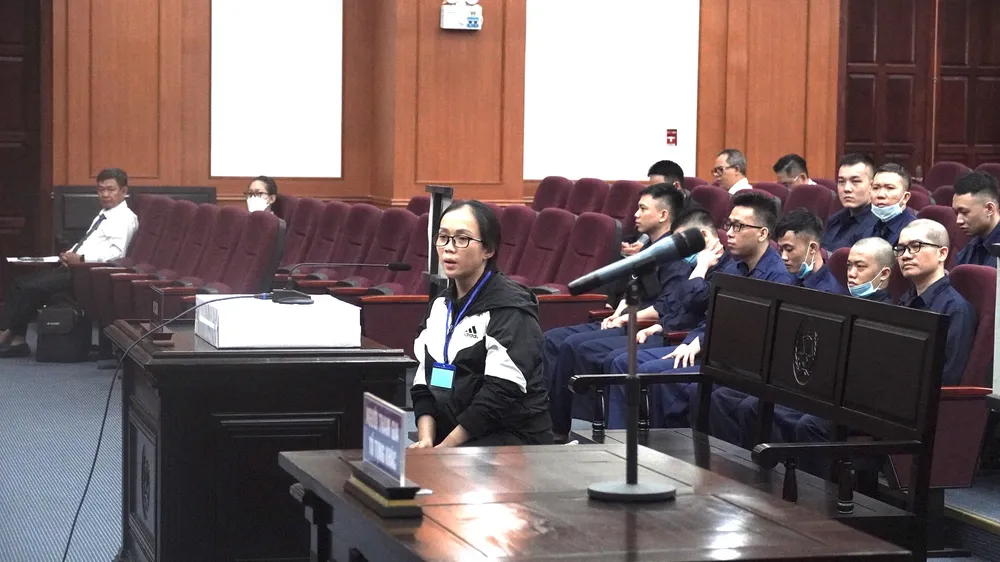 Vì lý do sức khoẻ nên HĐXX cho phép bị cáo Mai được ngồi khi tham gia xét hỏi. Ảnh: HỮU ĐĂNG