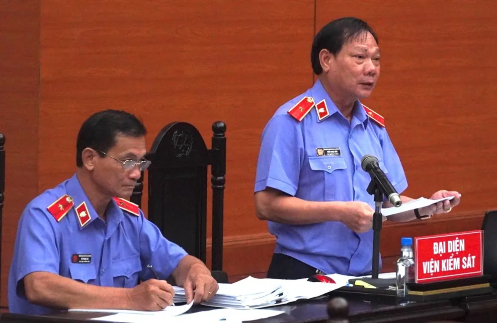 Đại diện VKSND Cấp cao tại TP.HCM đề nghị y án sơ thẩm đối với bị cáo Luyện và bị cáo Mai. Ảnh: HỮU ĐĂNG