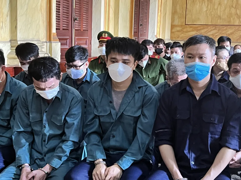 Bị cáo Hoàng Duy Tiến (bìa phải) được cáo buộc là chủ mưu của đường dây nhập lậu 1.287 container hàng hoá là máy móc cũ với giá trị 217,6 tỉ đồng. Ảnh: HỮU ĐĂNG