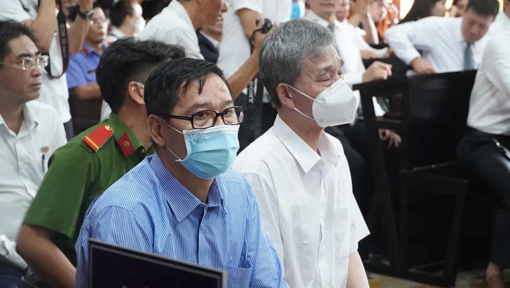 Bị cáo Chu Tiến Dũng (áo xanh) hầu toà vụ gây thất thoát 22 tỉ đồng của CNS. Ảnh: HỮU ĐĂNG