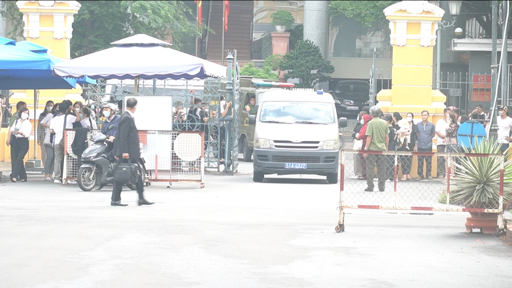 Rất đông người thân, người nhà của các bị cáo đứng ở phía ngoài trụ sở TAND TP để theo dõi.