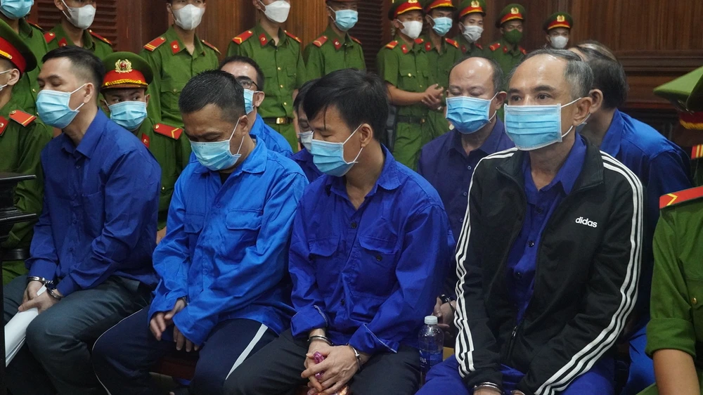 Hầu hết các bị cáo khi được xét hỏi đều thừa nhận hành vi phạm tội như cáo trạng đã truy tố. Ảnh: HỮU ĐĂNG