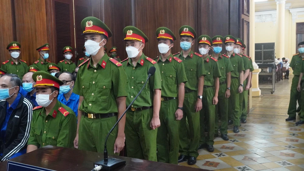 Hàng chục chiến sĩ an ninh được huy động để bảo vệ phiên toà.