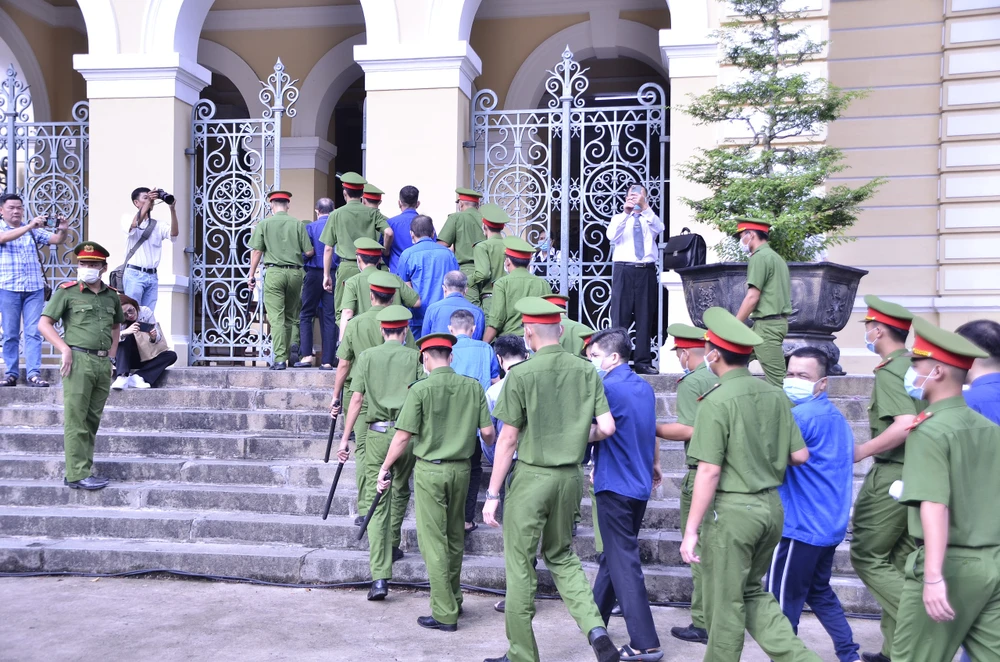 Khoảng 7h30 phút các bị cáo được áp giải tới toà.