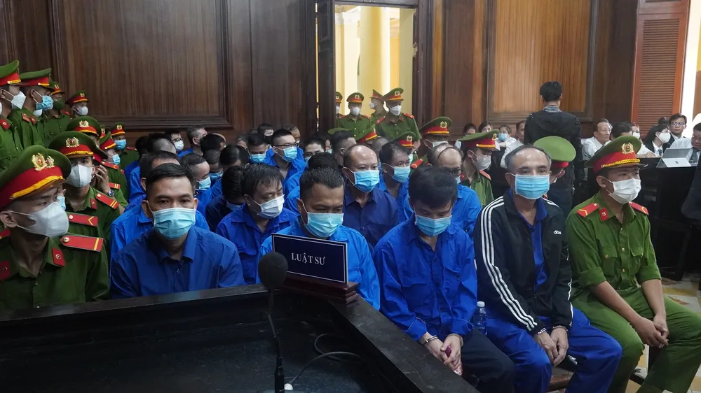 Có hai bị cáo được VKS đề nghị phạt tiền (tổng 1,8 tỉ đồng) cho đến mức phạt tù từ 18 tháng đến 26 năm tù. Ảnh: HỮU ĐĂNG Có hai bị cáo được VKS đề nghị phạt tiền (tổng 1,8 tỉ đồng) cho đến mức phạt tù từ 18 tháng đến 26 năm tù. Ảnh: HỮU ĐĂNG