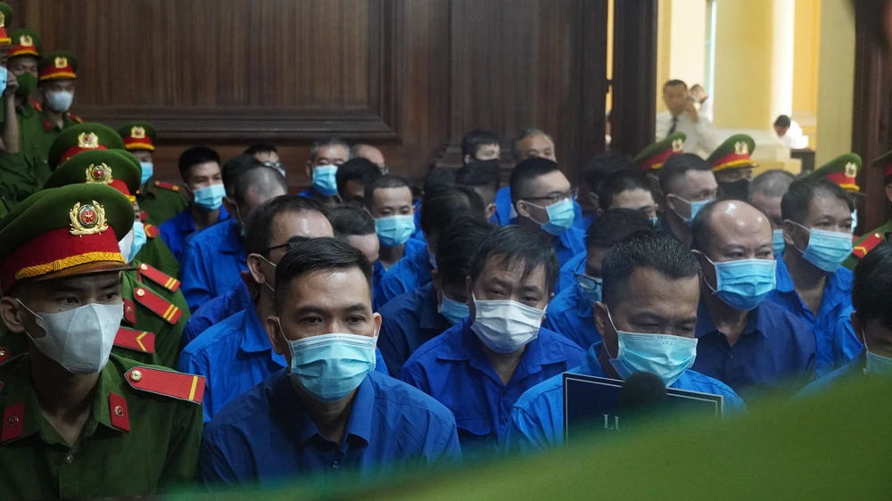 67 bị cáo được toà án đưa ra xét xử được phân thành nhiều nhóm tội khác nhau. Trong đó có nhóm 18 người là cán bộ thuế và 7 người là cán bộ hải quan.