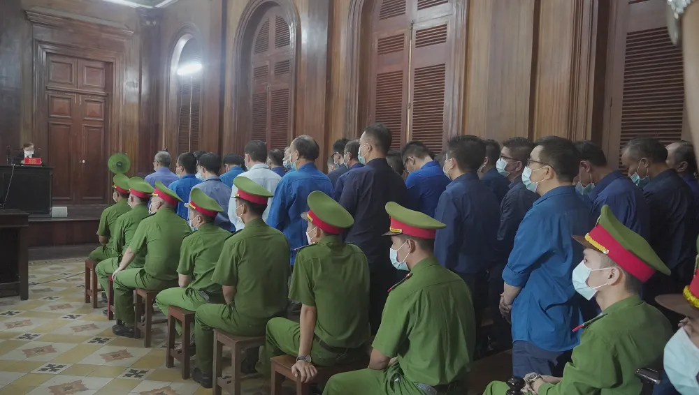 Các bị cáo đứng nghe đại diện VKS luận tội và đề nghị mức án. Ảnh: HỮU ĐĂNG Các bị cáo đứng nghe đại diện VKS luận tội và đề nghị mức án. Ảnh: HỮU ĐĂNG