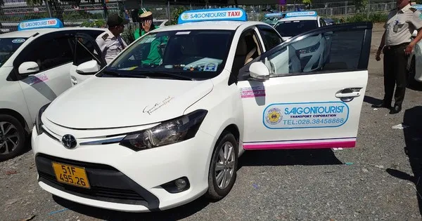 Một hãng taxi sử dụng nhãn hiệu nhận diện giống của Tổng công ty Du lịch Sài Gòn. Ảnh: ĐT