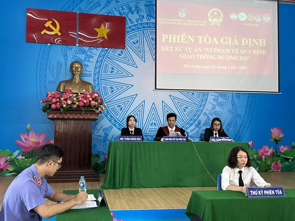 Phiên toà giả định nhằm tuyên truyền pháp luật đến người dân các vấn đề liên quan đến lĩnh vực an toàn giao thông. Ảnh: ĐL