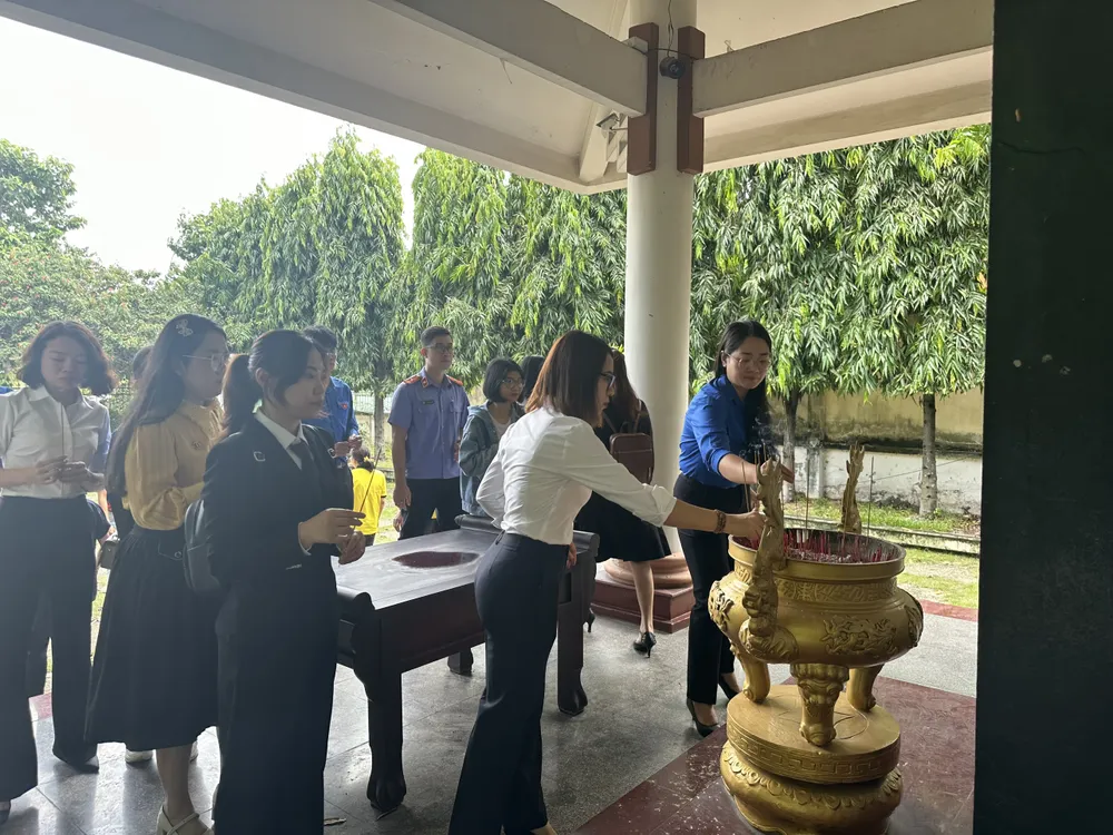 Đoàn công tác dâng hương tại Đài tưởng niệm Liệt sĩ xã Tân Xuân. Ảnh: ĐL