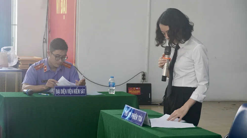 Đại diện VKS và thư ký phiên toà. Ảnh: ĐL