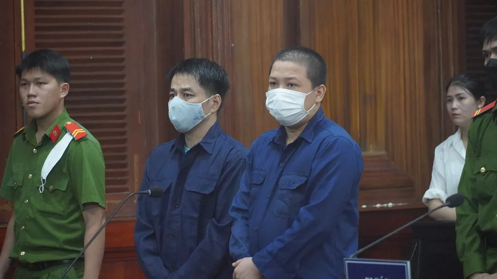 Lê Chí Trung (trái) bị cáo buộc vai trò chủ mưu lừa bán đất của nhiều người, chiếm đoạt 35 tỉ đồng. Ảnh: HỮU ĐĂNG Lê Chí Trung (trái) bị cáo buộc vai trò chủ mưu lừa bán đất của nhiều người, chiếm đoạt 35 tỉ đồng. Ảnh: HỮU ĐĂNG