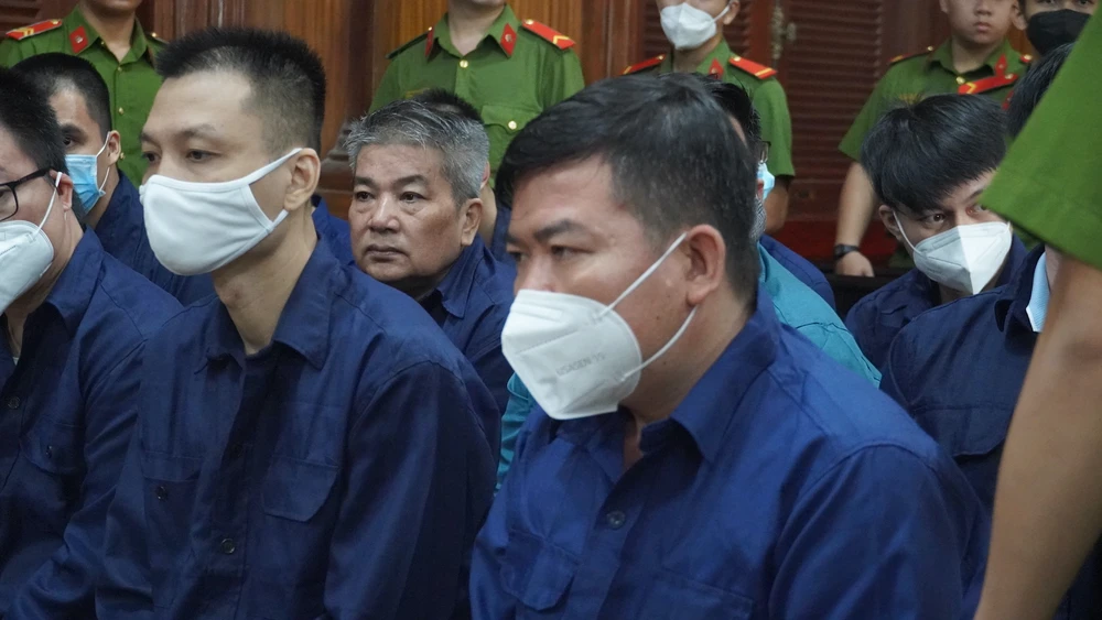 Lê Văn Quý (tóc bạc, cựu phó trưởng công an phường) khai trưởng công an phường là người chủ trương thành lập hai tổ công tác. Ảnh: HỮU ĐĂNG