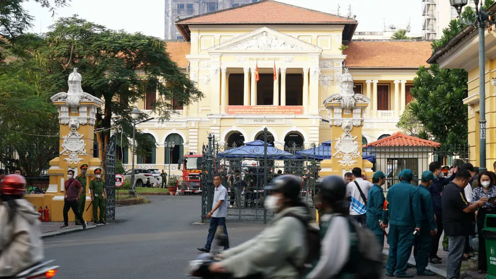 Để phục vụ xét xử, HĐXX đã triệu tập ông Huỳnh Uy Dũng cùng 10 người bị bà Hằng xúc phạm tới phiên toà với tư cách người có quyền lợi và nghĩa vụ liên quan. 180196D9-C865-42F3-A844-89CA7DB79C65.jpeg