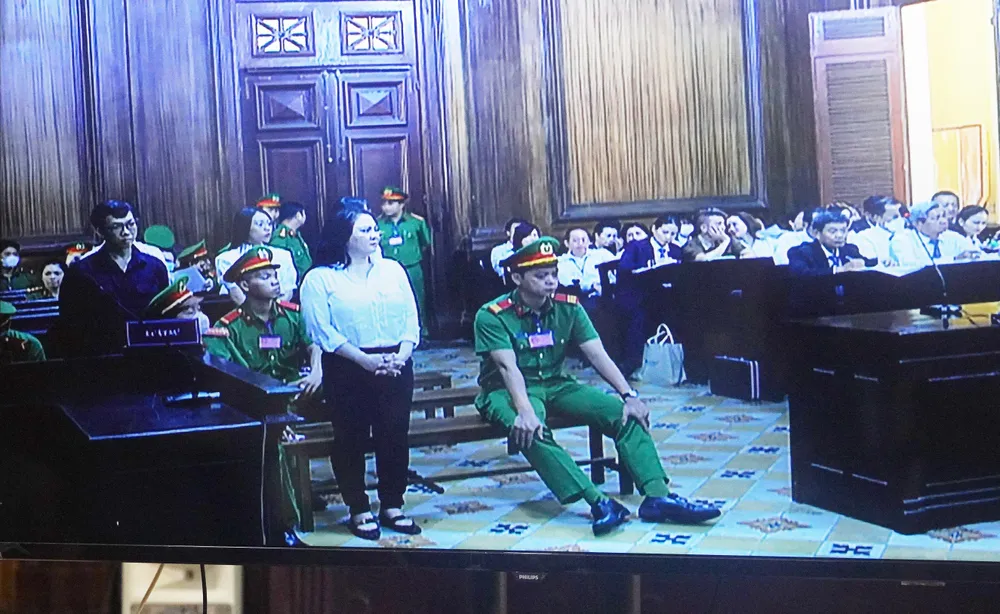 Bà Nguyễn Phương Hằng thừa nhận hành vi phạm tội nhưng cho rằng bản thân bị người khác công kích trước nên bị kích động. Ảnh: HỮU ĐĂNG p7-anhchinh-bai-phuonghang-quy-4317-6306.jpg