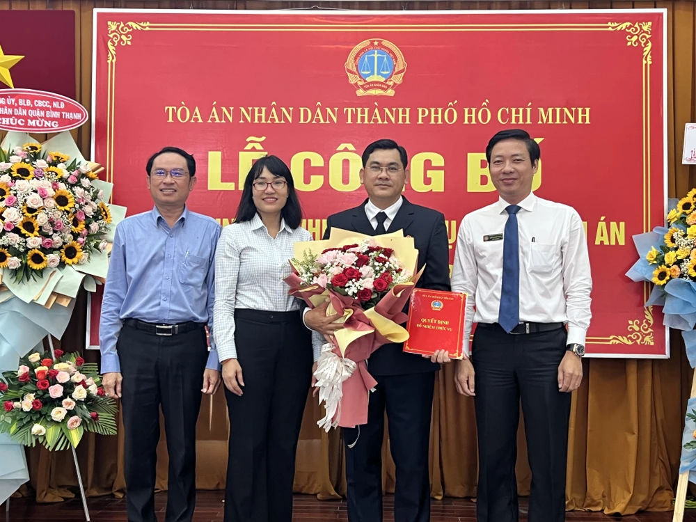 Lãnh đạo quận uỷ, UBND quận Bình Thạnh chúc mừng tân Phó Chánh án. Ảnh: HỮU ĐĂNG TAND binh thanh 2.JPG