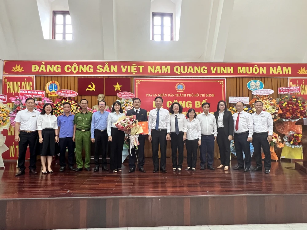 Lãnh đạo các cơ quan tại quận Bình Thạnh chụp ảnh chúc mừng tân Phó chánh án. Ảnh: HỮU ĐĂNG TAND binhthanh3.JPG