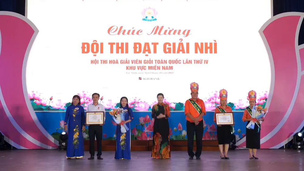 Các hoà giải viên của đội thi TP.HCM (đại diện áo cam) đã giành giải nhì trong hội thi hoà giải viên giỏi toàn quốc khu vực phía nam. Ảnh: HỮU ĐĂNG IMG_0668.jpeg