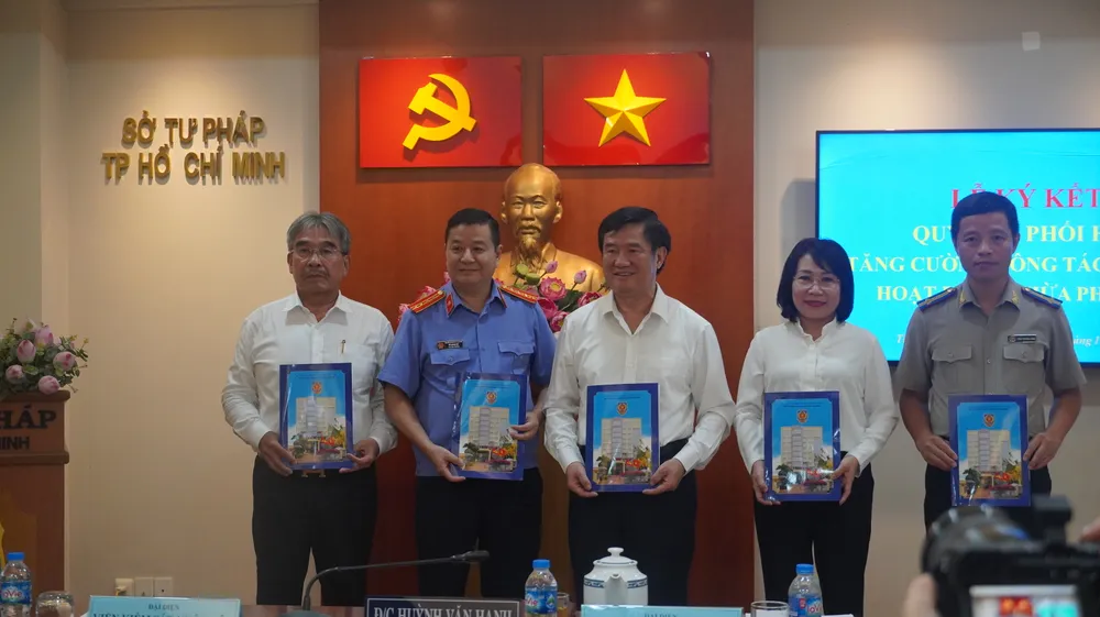 Đại diện các cơ quan ký kết quy chế phối hợp trong hoạt động thừa phát lại. Ảnh: HỮU ĐĂNG IMG_0699.jpeg