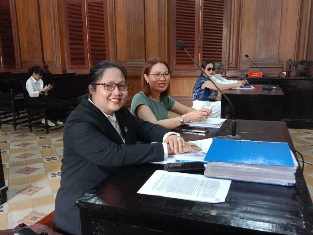 Luật sư và người đại diện của hoa hậu Thuỳ Tiên tại phiên toà phúc thẩm. Ảnh: ĐL hoa-hau-thuy-tien.jpeg