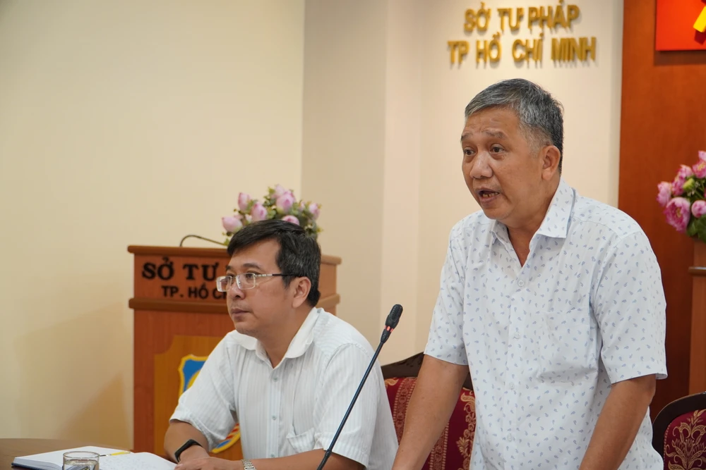 Ông Nguyễn Triều Lưu, Trưởng phòng Hộ tịch – Quốc tịch (đứng) và Phó Giám đốc Sở Tư pháp TP.HCM Phan Thanh Tùng chủ trì tại điểm cầu TP.HCM. Ảnh: HĐ IMG_0755.jpeg