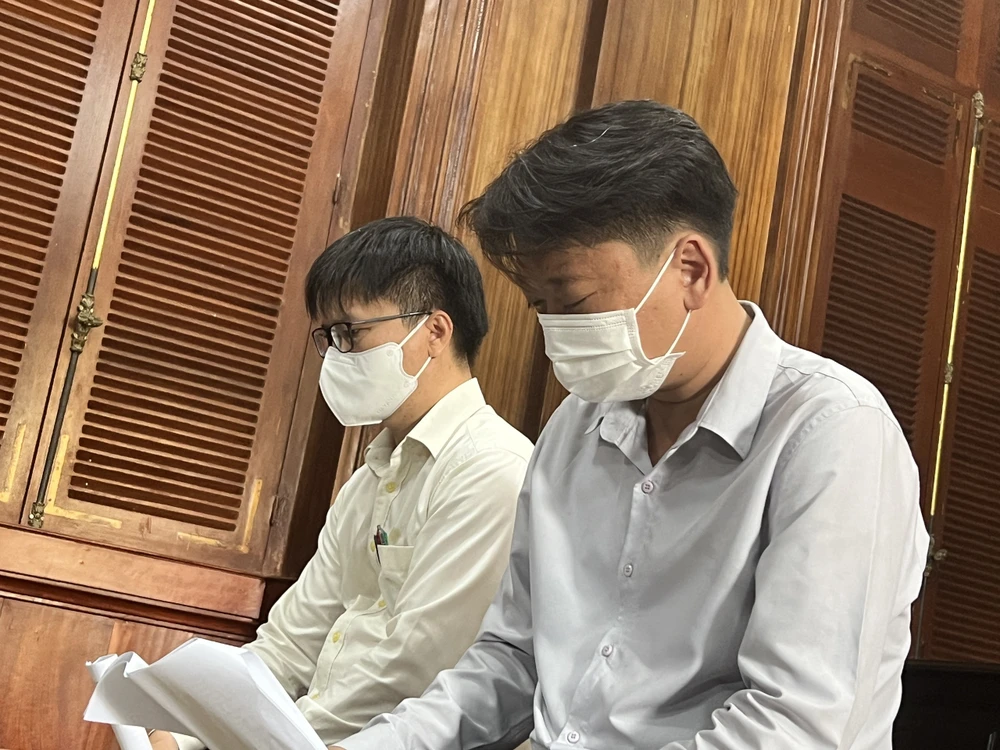 Nguyễn Văn Tùng (trái) và Nguyễn Quốc Tuấn tại phiên toà tháng 4-2023. Ảnh: HỮU ĐĂNG chung cư carina