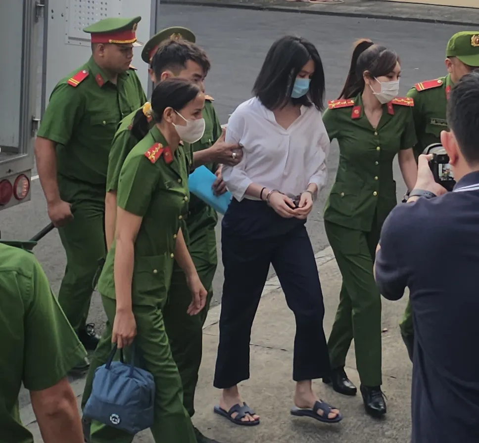 Ngọc Trinh được dẫn giải đến toà