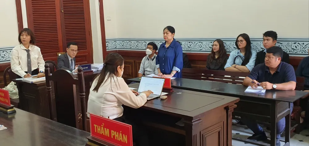 Các đương sự trong phiên toà xét xử phúc thẩm. Ảnh: HỮU ĐĂNG bãi rác đa phước