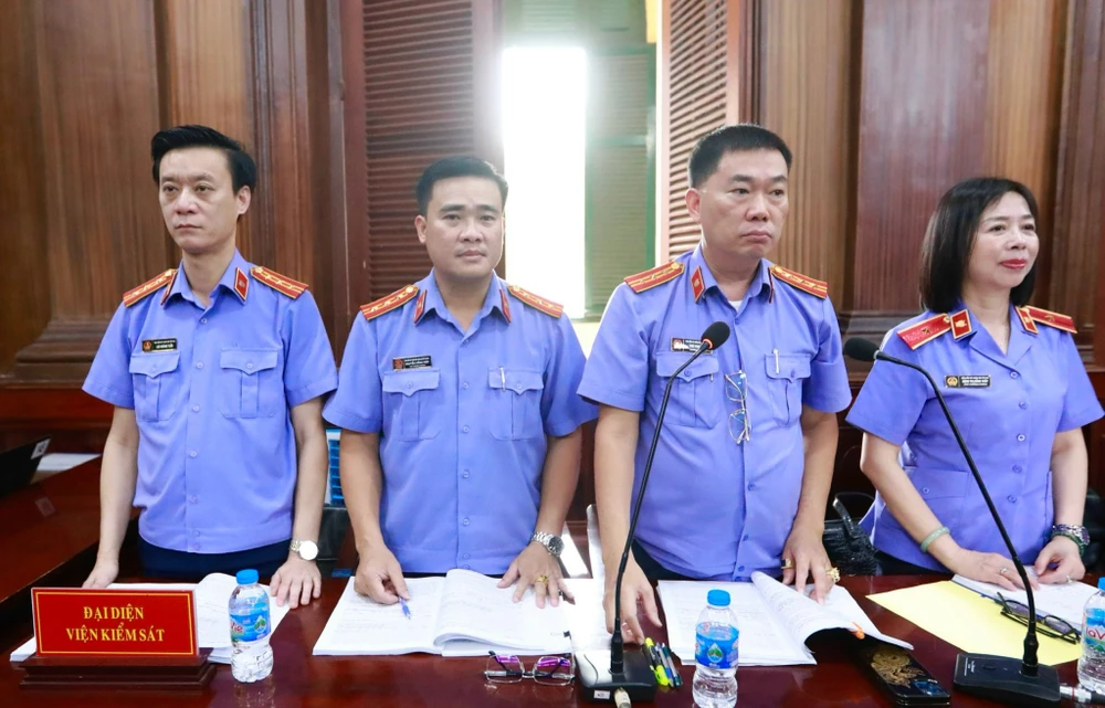 Trong ngày làm việc thứ hai, đại diện VKSND tiếp tục công bố cáo trạng. Ảnh: HOÀNG GIANG Trong ngày làm việc thứ hai, đại diện VKSND tiếp tục công bố cáo trạng