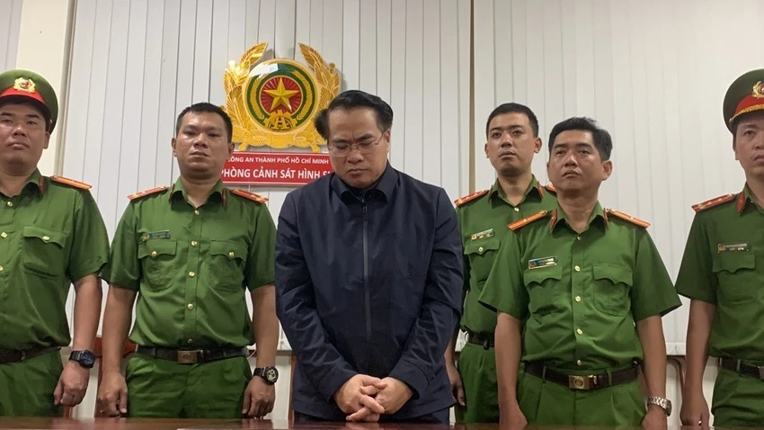 Công an TP.HCM thực hiện bắt bị can để tạm giam với Cục Trưởng Cục Đăng kiểm Đặng Việt Hà. Ảnh: CA đại án đăng kiểm