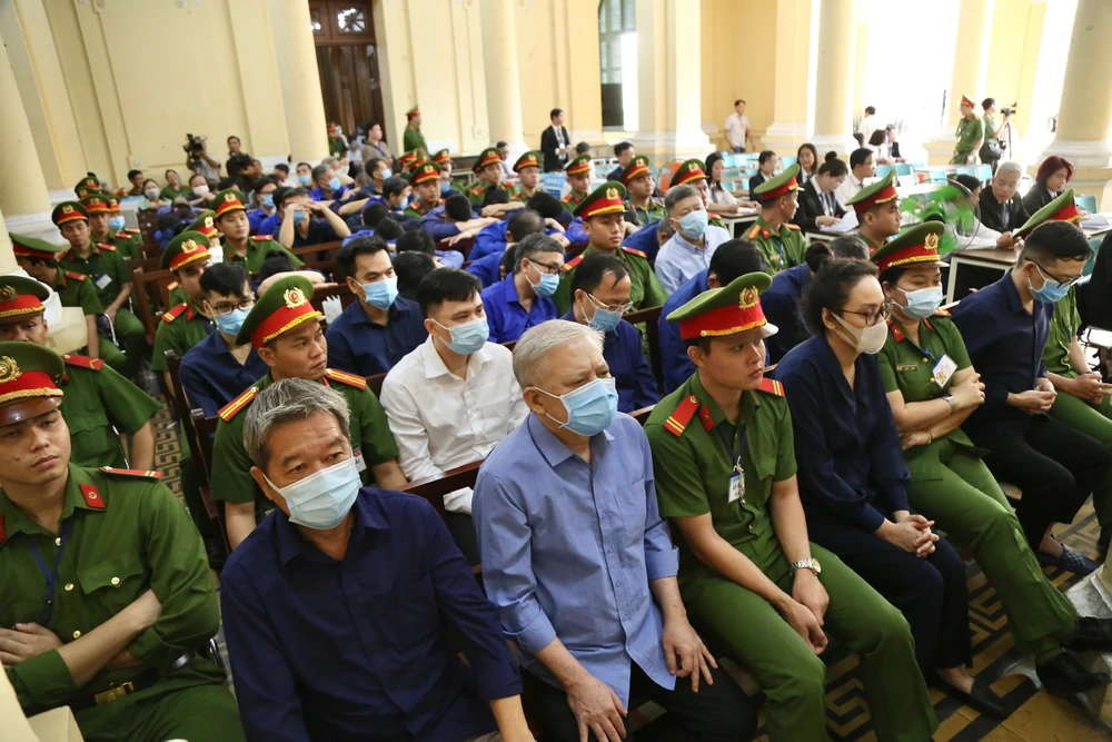 Các bị cáo trong vụ án xảy ra tại tập đoàn Vạn Thịnh Phát bị tuyên mức án từ 3 năm tù cho hưởng án treo đến chung thân. Ảnh: HOÀNG GIANG. E2DAA804-B770-4E9B-BBBB-B1DEDA28FB30.jpeg