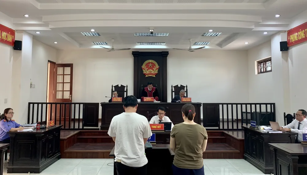 Hai bị cáo Lại Thanh Bình (áo trắng) và Lê Thị Hương Giang tại toà. Ảnh: ĐẶNG LÊ thu ngân siêu thị