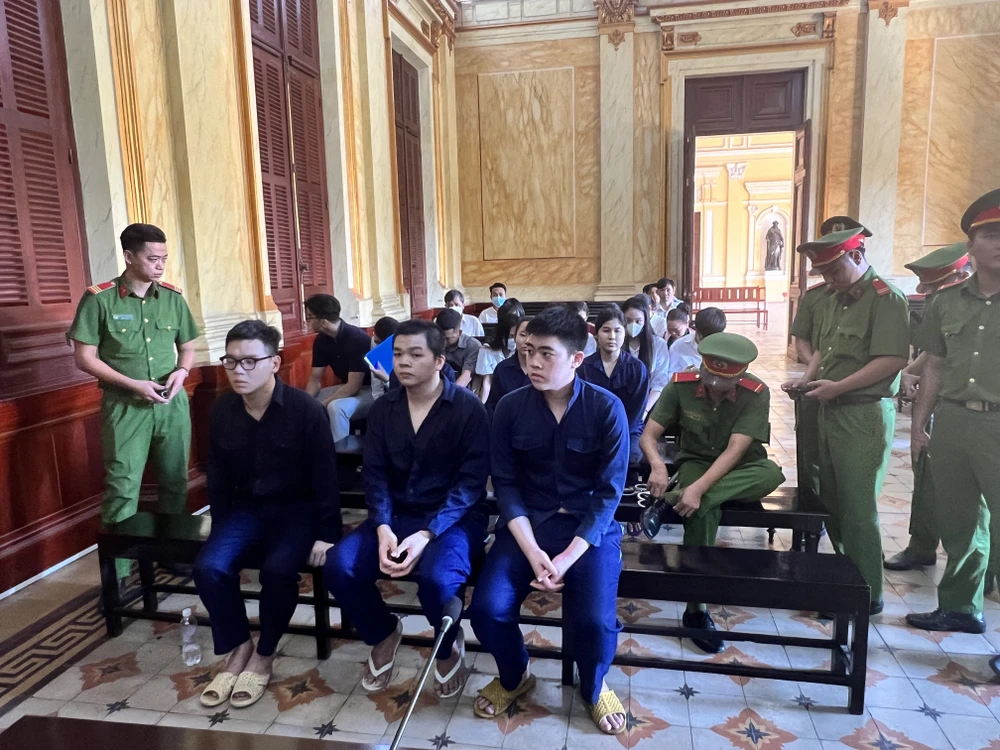 Các bị cáo tại toà. Ảnh: ĐẶNG LÊ đánh bạc