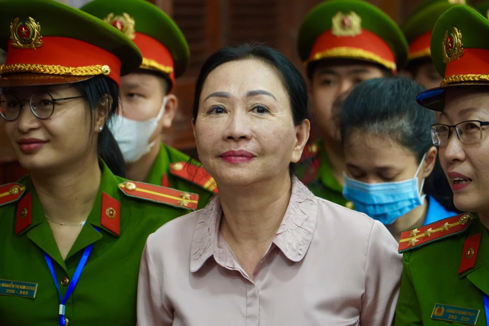 Người dân mua trái phiếu mà chưa có tên trong danh sách thì có thể gửi đơn qua đường bưu điện đến TAND TP để được xem xét, giải quyết (ảnh bà Trương Mỹ Lan tại phiên toà trong giai đoạn 1 của vụ án). Ảnh: HOÀNG GIANG Trương Mỹ Lan