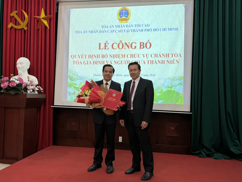 Chánh án TAND Cấp cao tại TP.HCM, Trần Văn Châu (phải) trao quyết định cho tân chánh tòa. Ảnh: MĐ TAND cấp cao tại tp.hcm