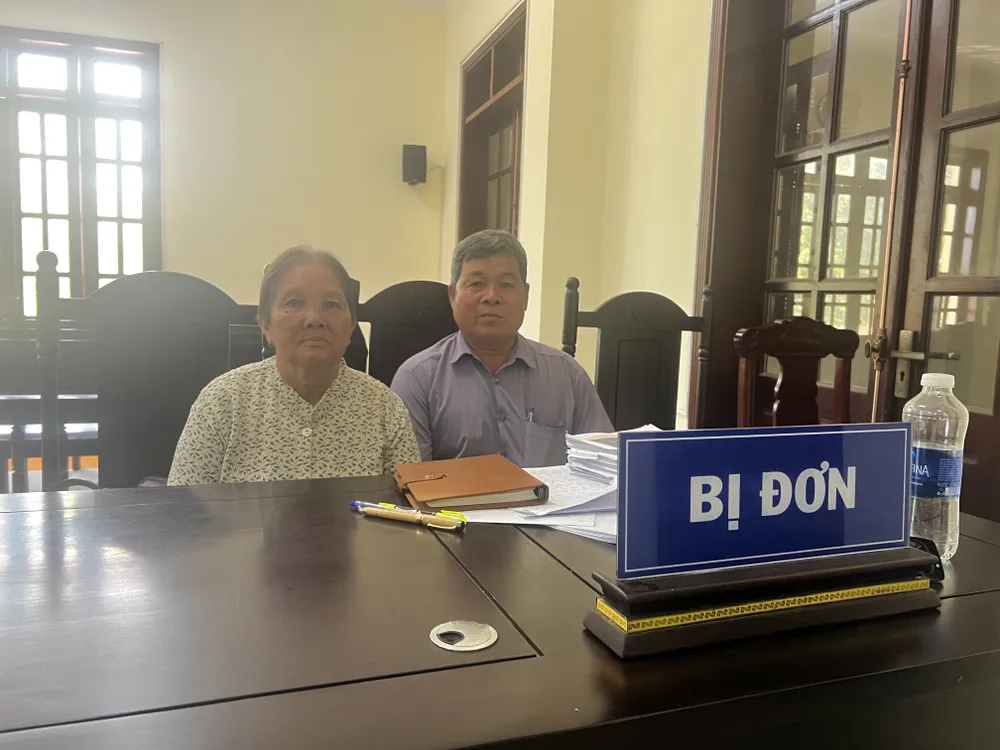 Bà Nguyễn Thị Bạch Yến và ông Võ Văn Rỡ tại phiên tòa phúc thẩm. Ảnh: HỮU ĐĂNG giấy chứng nhận quyền sử dụng đất