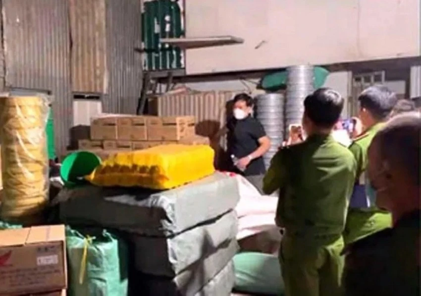 Công an khám xét xưởng sản xuất nhớt giả của Vũ Thị Nở. Ảnh: CA nhớt xe máy giả