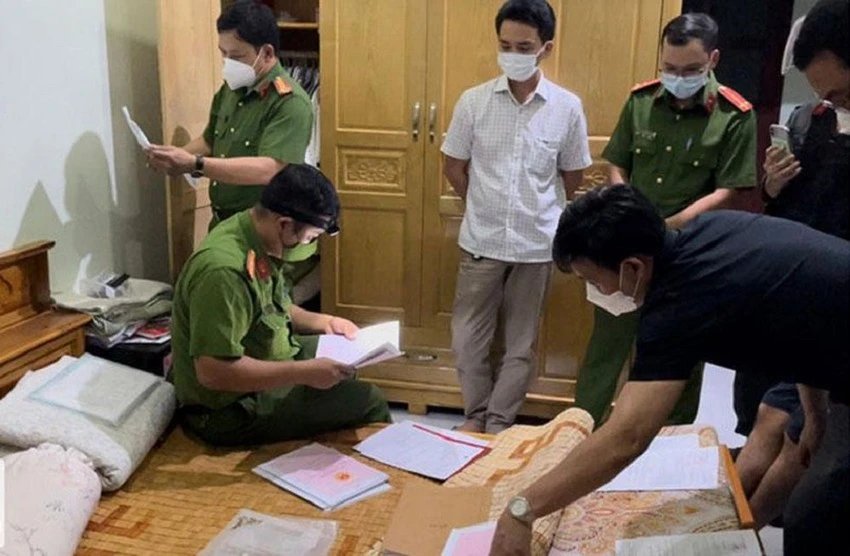 Công an khám xét nơi ở của một số nghi can trong đường dây sản xuất dầu nhớt giả. Ảnh: CA IMG_1318.jpeg