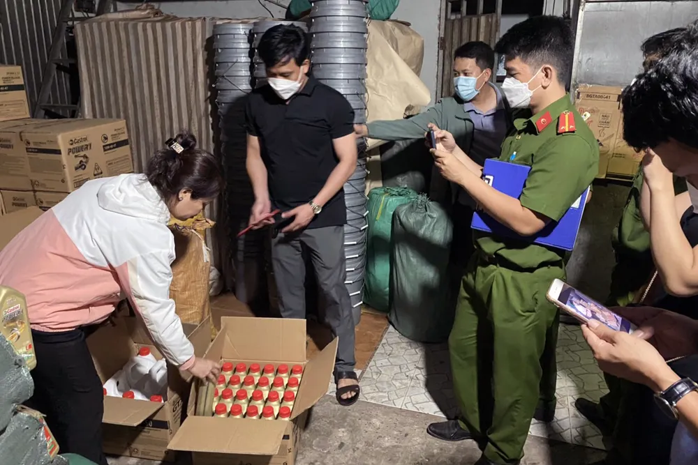 Thời điểm Công an bắt quả tang tại kho sản xuất của Vũ Thị Nở. Ảnh: CA nhot-xe-may-gia.JPG