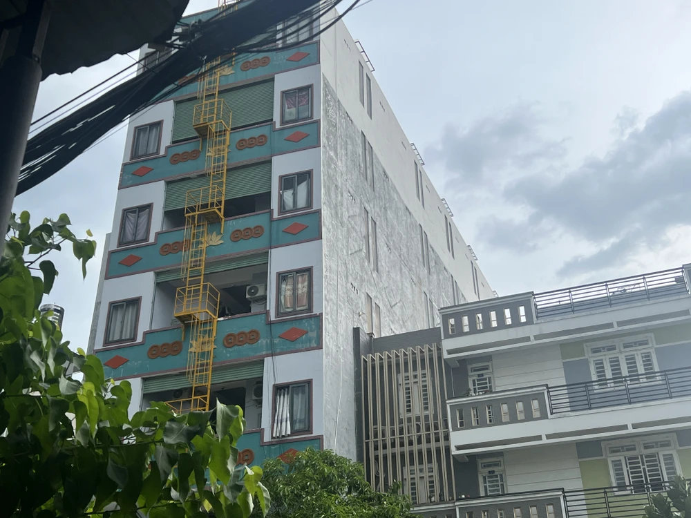Song song việc lắp thang thoát hiểm phía trước tòa nhà, chủ đầu tư hiện đang khắc phục những phần xây sai phép bên trong. Ảnh: TY IMG_8745.jpeg