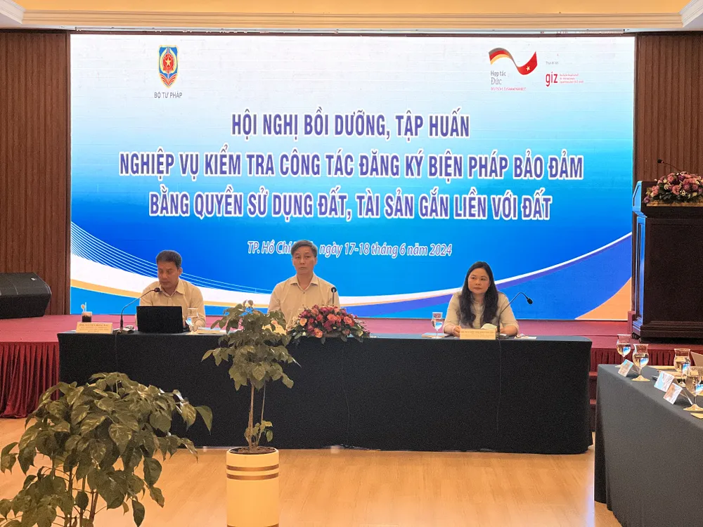 Hội nghị tập huấn sẽ giúp nâng cao kiến thức, năng lực và kinh nghiệm trong công tác đăng ký giao dịch bảo đảm đối với tài sản là quyền sử dụng đất. Ảnh: ĐẶNG LÊ biện pháp bảo đảm