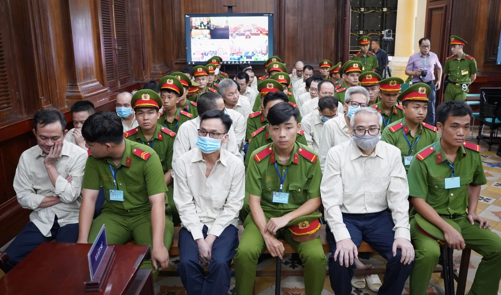 Các bị cáo trong đại án đăng kiểm tại phiên tòa. Ảnh: HOÀNG GIANG dang-kiem 2.jpg