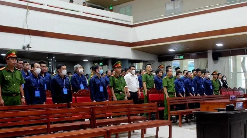 Các bị cáo tại phiên toà sơ thẩm. Ảnh: VŨ HỘI 200 triệu lít xăng giả