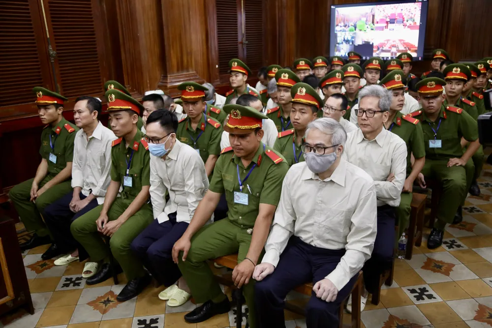 Tính đến nay HĐXX đã xét hỏi xong được một nửa số bị cáo trong vụ án. Ảnh: HOÀNG GIANG đại án đăng kiểm