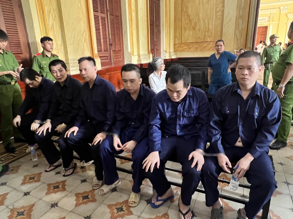 Các bị cáo tại phiên tòa. Ảnh: HỮU ĐĂNG đòi nợ thuê