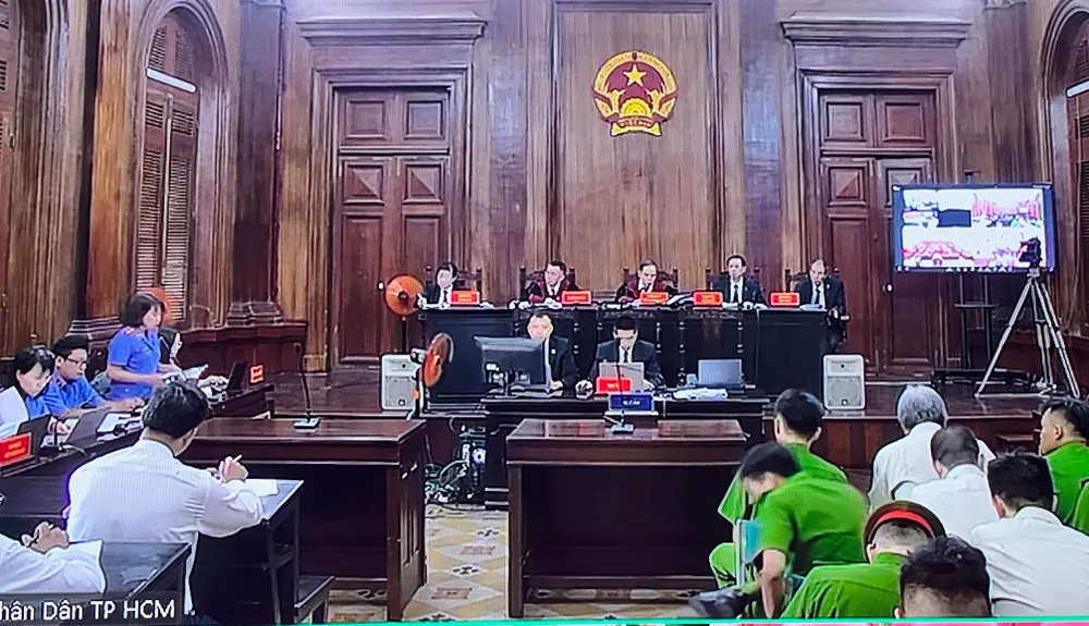 Theo đại diện VKS các bị cáo cấu kết nhau cùng nhau thực hiện tội phạm, hành vi của người này là tiền đề cho hành vi của người sau tạo ra hậu quả cuối cùng nên phạm tội có tổ chức. Ảnh: HỮU ĐĂNG viện kiểm sát đối đáp
