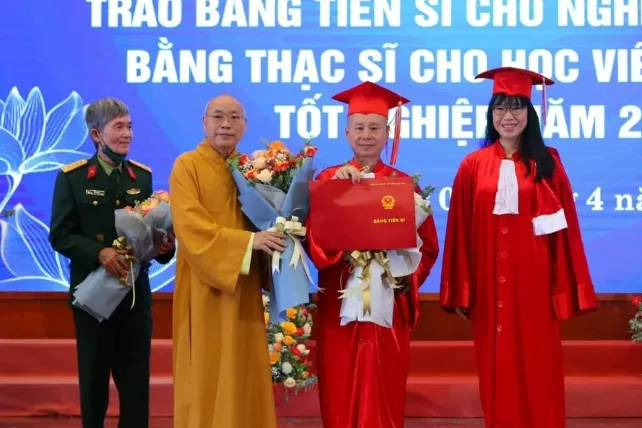 Thượng tọa Thích Chân Quang (Vương Tấn Việt) nhận bằng tiến sĩ tháng 4-2022. Ảnh: Website GHPG Việt Nam. vương tấn việt